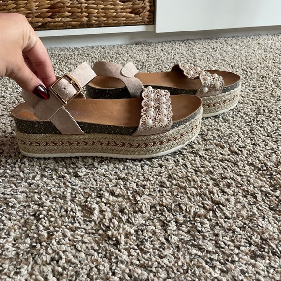 Beautiful platform sandal - Picture 1 of 4